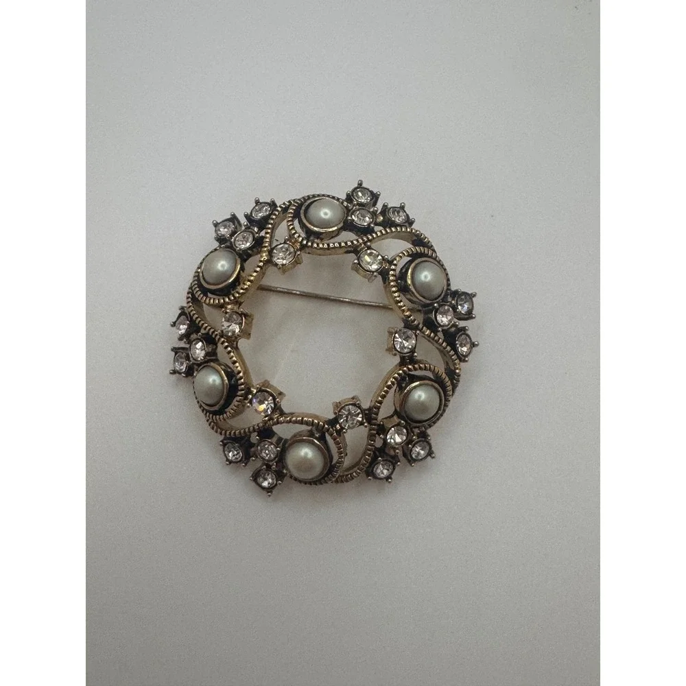 Sparkle and Shine Monet Vintage Gold Tone Faux Pearl Crystal‎ Wreath Brooch Pin